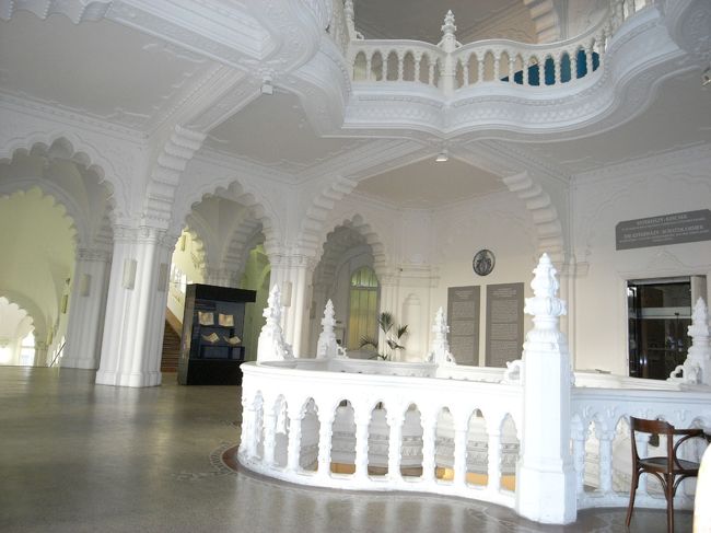 １階から３階まで吹き抜けているのですが、<br />ホール部分もアーチ形に吹き抜けていて面白い形をしています。