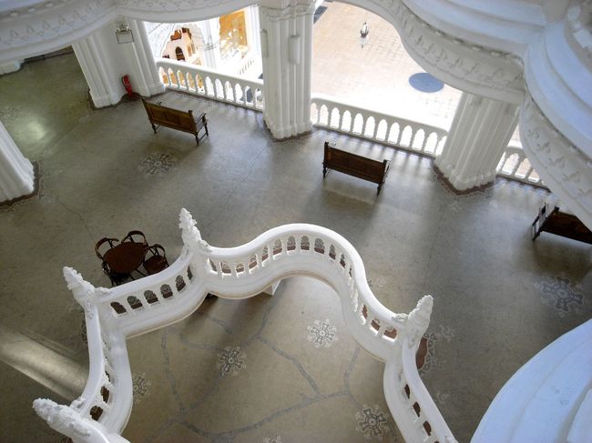 ３階から見下ろしたところ。<br />最上部はステンドグラスになっていて<br />１階から見上げても、とってもきれいでした。