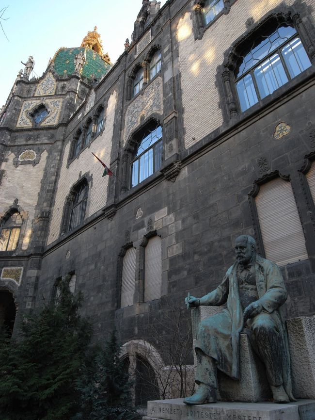 レヒネルの像と応用美術館