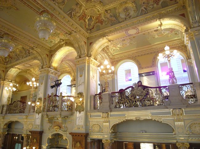 ホテルの横、伝説のカフェニューヨーク！！<br />これまた豪華絢爛<br />この日は、何かイベントがあるようで、照明、カメラなどが設置されていました。