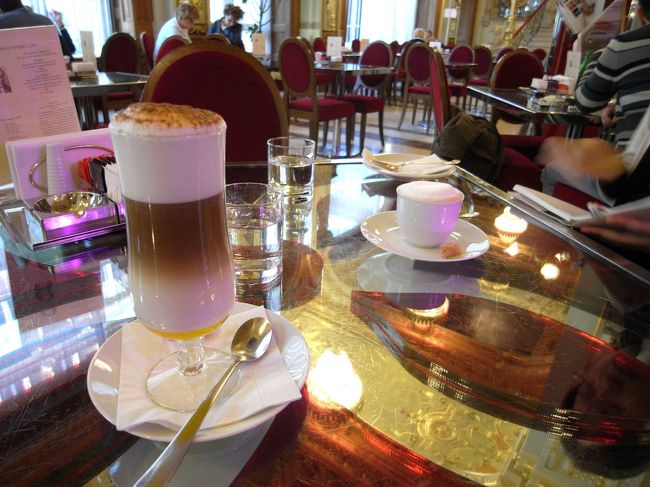 アイスコーヒーを頼んだつもりが、ホットなコーヒーが・・・・グラスに入っていてもホットなのね