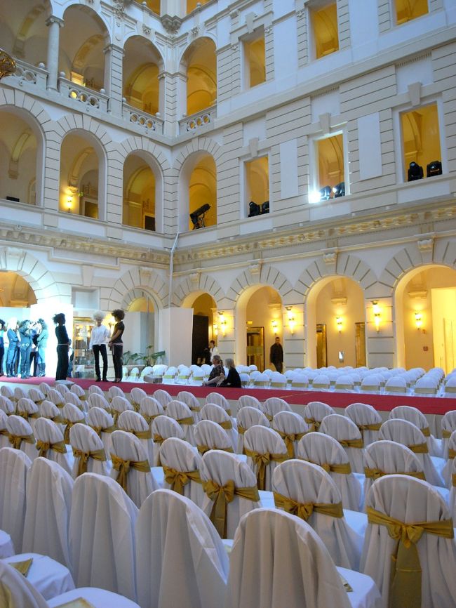 ホテルのホール部分がイベント会場になっていました。<br />モデルさんたちがリハーサル中<br />みんな細ーい！カッコいい！