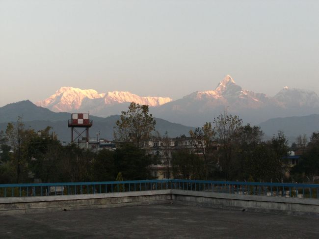 <br />　夜があけてアンナプルナ山系が姿を現す。<br /><br />　次第に朝焼けに染まった山々が目に入る。<br /><br />