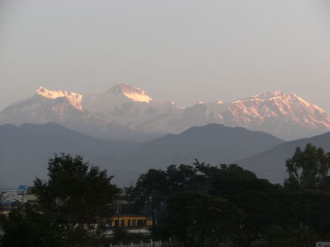 <br />　飛行機は時間どおりに飛んでくれない。<br /><br />　お天気次第なのだ。ポカラ空港の待合室屋上から雪に抱かれた山々を眺めていた。