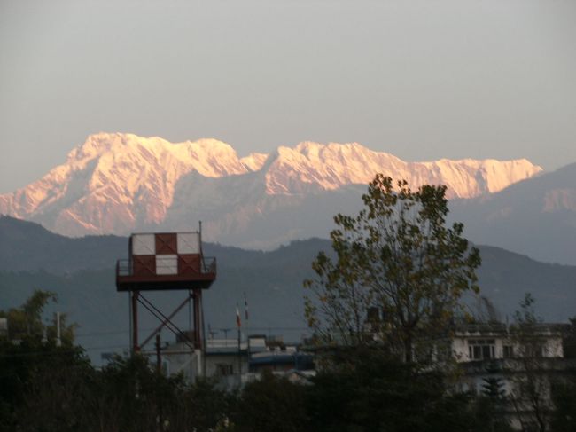 　<br />　時間とともに朝焼けに染まった山々がはっきり姿を現す。