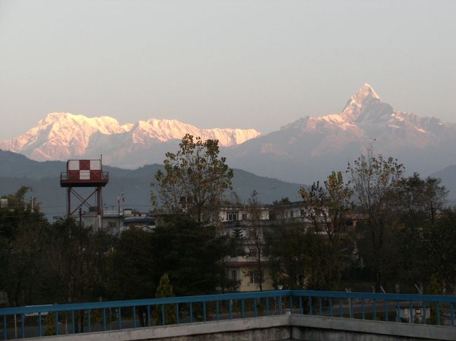 <br />　MDSAのドライバー君が、アンナプルナワン?、アンナプルナツー?、アンナプルナスリー?、アンナプルナフォオー?・・・・と、<br /><br />　アンナプルナがそんなにあるとは・・・<br /><br />　ひときわ鋭い山頂の山が目に入る。あれがマチャプチャレだと教えてくれた。高そうに見えるが実は一番低いのだという。<br />