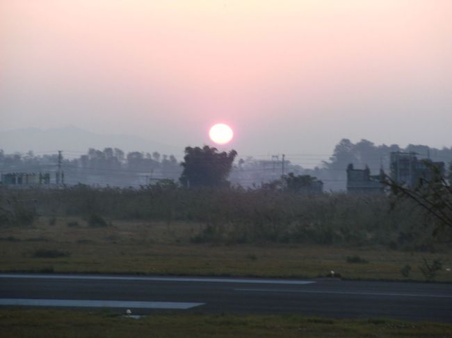 <br />　ポカラ空港の滑走路から朝日が昇るのが見えた。<br /><br />　ジョムソン行きの飛行機はまだやってこない・・・