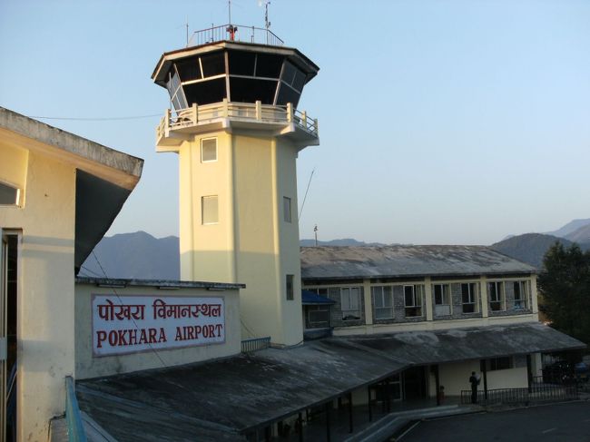 <br />　ポカラ空港の管制塔である。