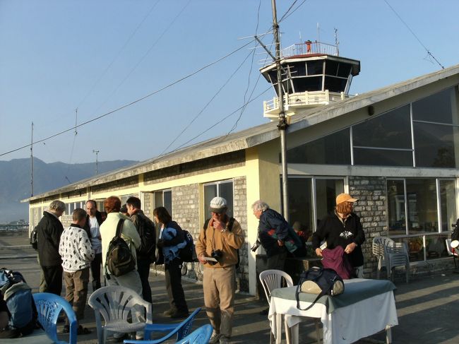 <br />　待合室屋上には、飛行機待ちの客が集まってくる。
