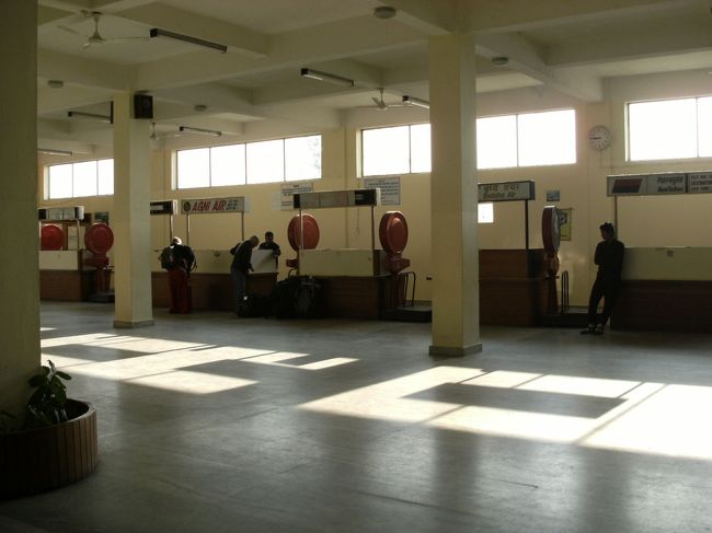 <br />　各航空会社のチェックインカウンター<br /><br />　ジョムソン行きの飛行機は、アグニ・エアー、シータ・エアー、イエティ・エアーなど（ブッダ・エアーはポカラ⇒カトマンズ便でジョムソン行きはない）<br /><br />　料金は大人で８２＄（約８０００円）＋空港税<br />