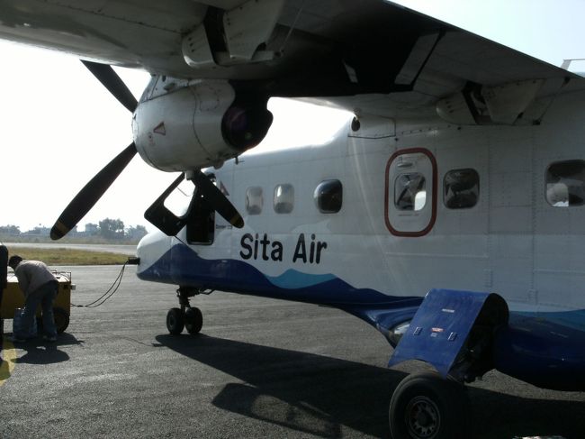 <br />　やっとシータ・エアーがやってきた。<br /><br />　翼が上に付いてあるプロペラ機である。