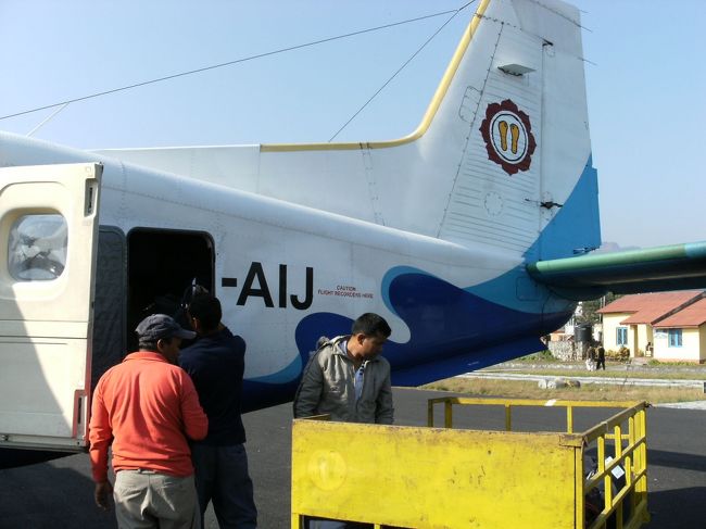 <br />　先ず荷物の積み込みそれから燃料補給・・<br /><br />　その後、乗客を乗せる。