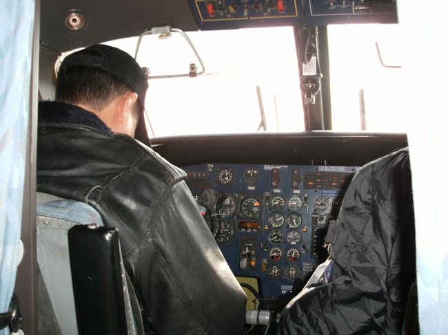 <br />　座席は自由である。真っ先に乗り込み右列の一番前の席を確保する。<br />　<br />　ヒマラヤの山並みを見るなら右列の座席に座ったほうがいいという。<br /><br />　