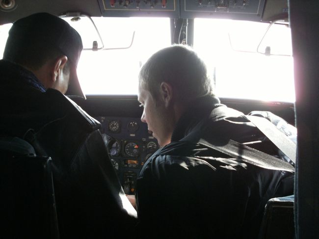 <br />　近藤先生は「いつも飛んでいるから一番後ろの席がいい」と、いう。<br /><br />　テレビ取材スタッフも先生の側で密着取材だ、<br /><br />　私は一番前の席で、操縦席のすぐ後ろ。<br /><br />　