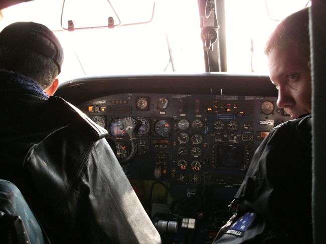 <br />　操縦席の様子がよくわかる。機長はベテランのネパール人、副操縦士は若い外人だった。<br /><br />　座席は１５、１６人乗れば満席になるくらいで、キャビンアテンダントが一人乗っている。<br /><br />　