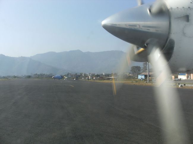 <br />　ジョムソン行きシータ・エアーは３時間遅れでポカラ空港を離陸。<br /><br />　天気は良い、絶好のフライト日和だ！<br /><br />　窓の外に目をやると右側のプロペラが唸りを上げて廻っている。