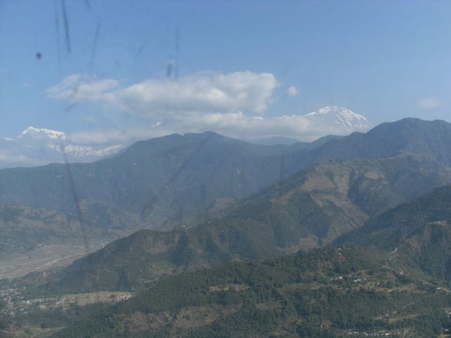 <br />　小型機なので飛行高度は低い、<br /><br />　ポカラ近郊の山々が目に入る。<br /><br />　