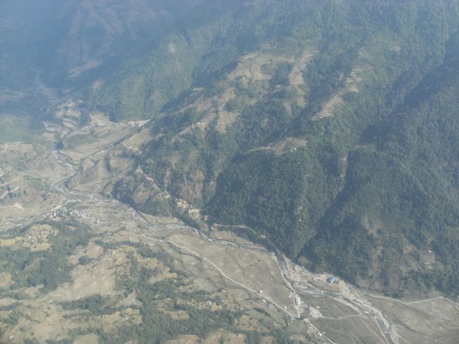 <br />　次第に郊外の上空へ・・