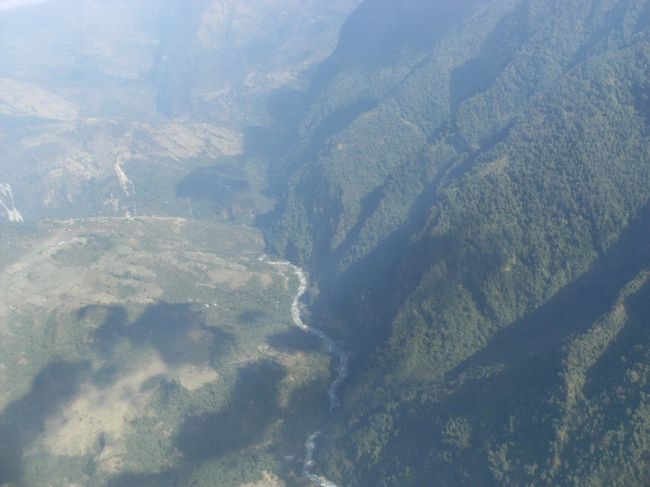 <br />　眼下に目をやると川が見えた