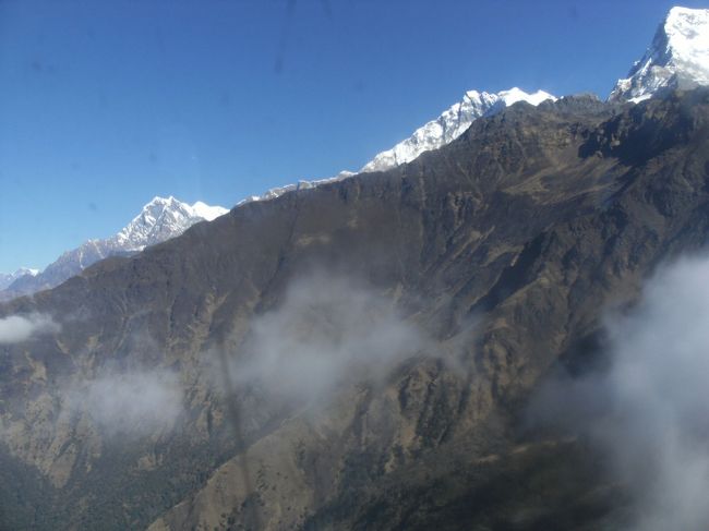 <br />　飛行機は山と山の間を縫うように飛ぶ・・