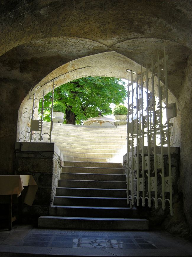 ブレッド城。<br />この門を入るとお城の庭に出ます。