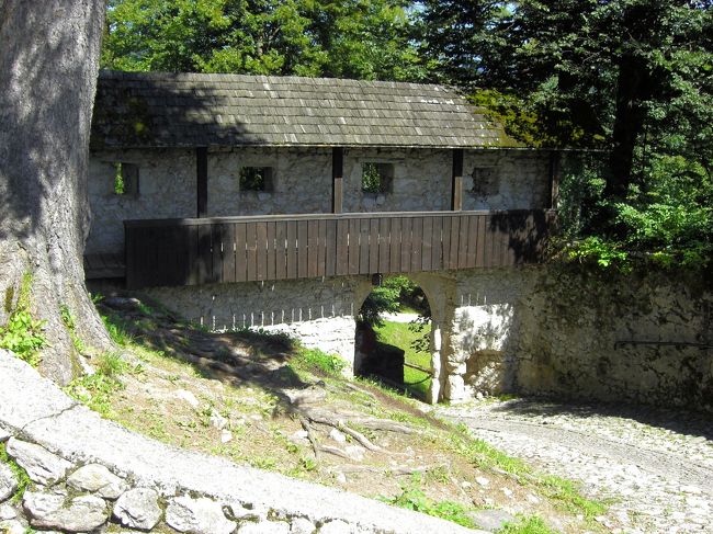 ブレッド城。<br />最初の城門です。