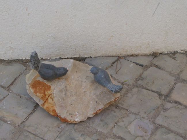 考古美術館の前の庭は　小さいけど、よく手入れされていた。<br /><br />石でつくられた　アート的なモニュメントがあちこちに　置かれていた。<br /><br />