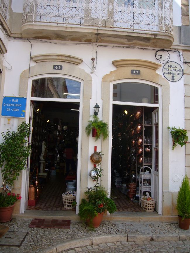 ロレの中道に入ると　小さな　かわいいお店がたくさんあった。<br /><br />このお店は　台所用品のお店。