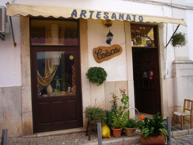 ここが　あたし　お気に入りの雑貨屋さん。<br /><br />こういう　小さいお店は　かわいいものも　多いけど、お値段が高めなことが多いよなぁー、なんて思いながら　入ったんだけど、どれも　これも　安くて　かわいいものばかり！！！