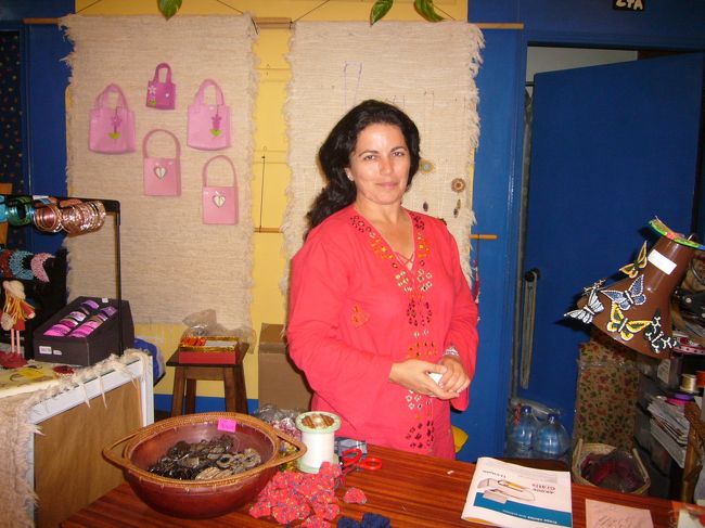 このお姉さんが　1人で　切り盛りしていた。<br /><br />このお店で売っているものの　ほとんどが　お姉さんの手作り。<br /><br />ピアスも　すっごく　かわいいものばかりだけど、１ペア　たった　1.5ユーロ！！！<br /><br />大量買いしてしまったよ・・・。<br /><br />他にも　野菜からできたナチュラル石鹸や、棒つきキャンドル、キーホルダーっぽい人形や、ネックレスなど、ここぞと　ばかりに　買い込んでしまったけど、どれも　格安！<br /><br />売り上げがあるのかな、と　こっちが心配してしまうぐらい・・・。<br /><br />しかも　1個1個、丁寧にリボンつきの包装してくれて、プレゼントするには　ぴったり。（ほとんどが　自分用だけど・・・）<br /><br />「今度も　絶対来るね！」って約束しました。