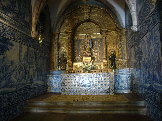 このアズレージョ（装飾タイル）は　素晴らしい！！！<br /><br />金ぴかの祭壇のほうも見ごたえがあった。<br /><br />ひっそりしていたので　通り過ぎるところだったけど、立ち寄ってみて　よかった。