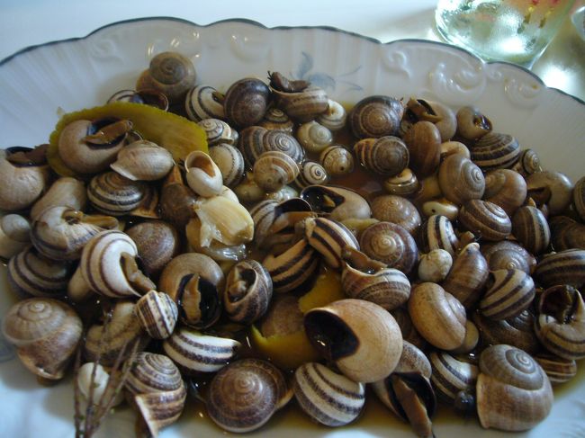 ポルトガル風　エスカルゴ<br /><br />マーケットで　今朝　買ってきたものを　洗って、今日料理したもの。<br /><br />エスカルゴって言っても、要はかたつむり。<br /><br />洗った直後は　すっごく黒いドロを出すので　けっこう汚い？<br /><br />しかも、しばらく　そのままにしておくと、殻から　這い出て、歩きだすので　調理するまでは　逃げ出さないように　蓋をしておかないといけない。