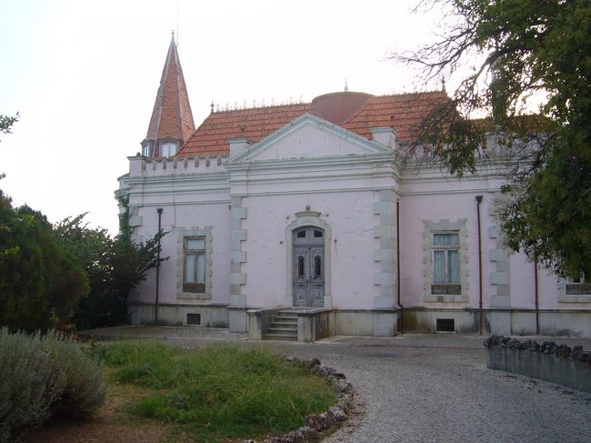 近づいてみると　けっこう古びていた。<br /><br />魔女は　どこへ　行ってしまったのか？<br /><br />一時期は　一般公開されていたらしいけど、この日は閉まっていた。<br /><br />次回のお楽しみということにしよう！