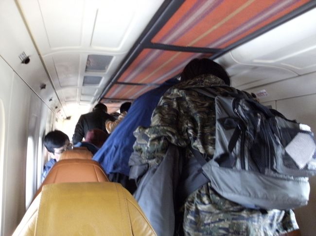 <br />　機内は通路を中に左右に一列ずつ、