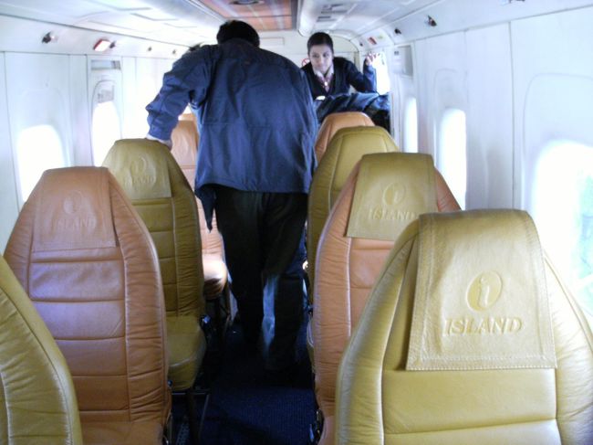 <br />　背の高い人は頭が天井にあたりそうだ、一番後ろにキャビンアテンダントが客を見送る・・・