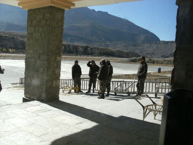 <br />　空港内にはやたらと迷彩服を着た軍人が目立つ・・<br /><br />　この先は中国・チベットである。空港は他国から侵略されないための重要拠点だけに軍人が警護を固めているのだ。<br /><br />　飛行機が飛ばない時でも、２４時間空港は警備されている。