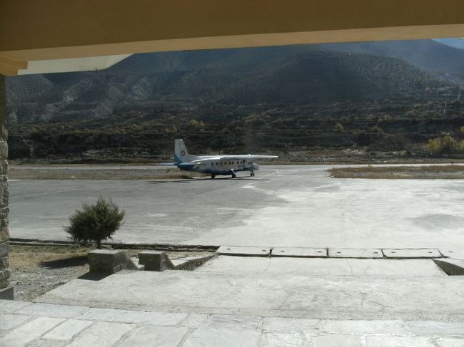 <br />　我々乗客と荷物を降ろしたSITA AIRは、すぐにポカラまたはカトマンズに引き返す。<br /><br />　いつ風が強くなるかわからないので、即リターンだ