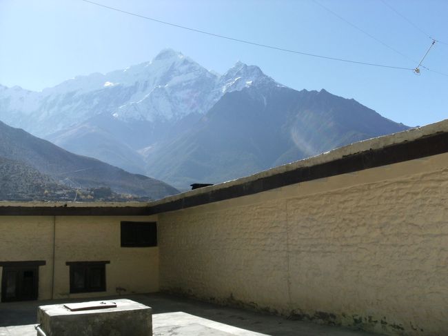 <br />　空港敷地内からジョムソンのシンボルでもある、ニルギル山が望める