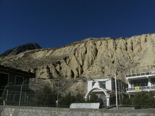 <br />　荒漠とした風景が目に飛び込んでくる・・<br /><br />　西部劇の映画に出てきそうな風景である。