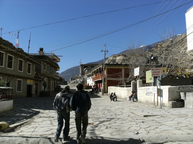 <br />　反対側に目をやると、男どもが日向ぼっこしながらたむろしていた・・<br />　<br />　仲間たちと雑談するのが唯一の楽しみかもしれない・・<br /><br />　紺碧の空がやけに目に沁みる