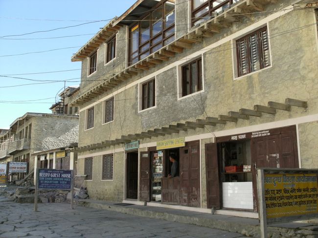 <br />　街の様子を紹介しよう・・<br /><br />　このようなゲストハウスが軒を連ねている。　