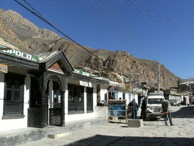 <br />　ジョムソンは世界中からトレッカーがやってくるのだ。<br /><br />　ここで唯一のサイバーカフェ、覗いてみたらPCが５，６台設置してあった。<br /><br />　ここしかインターネットは使えない。使用料も高い、<br />　