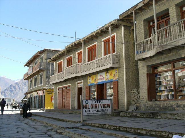 <br />　11、１２月は絶好のトレッキングシーズンなのである。<br /><br />　大きなバックパックを背負って、三日も四日もかけて歩き回るのだ。<br />　<br />　だいたいこのようなゲストハウスは、一泊４００〜５００ルピーだ。食事なし・・