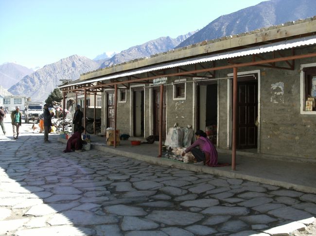 <br />　　地元の露天商・・