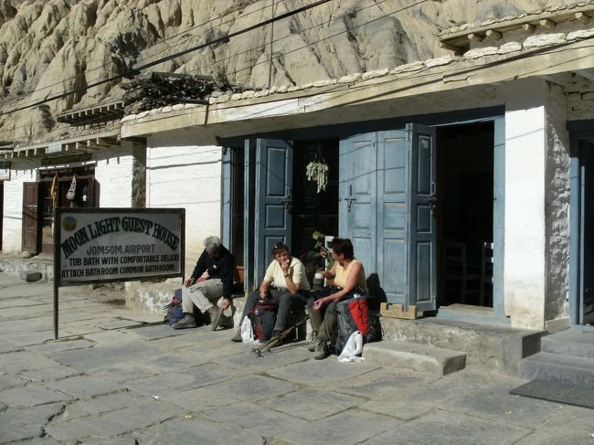 <br />　ジープを待つ、外人トレッカー