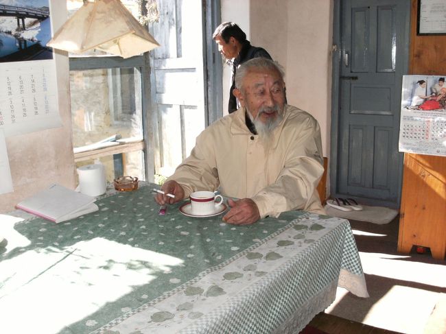 <br />　オフィスで一服される近藤理事長・・<br /><br />　ここを拠点にネイティブの人たちのために三十年以上も前から農業指導をされてきたのです。<br /><br />　