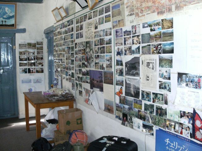 <br />　オフィス内には記念写真がいっぱい貼ってあった、