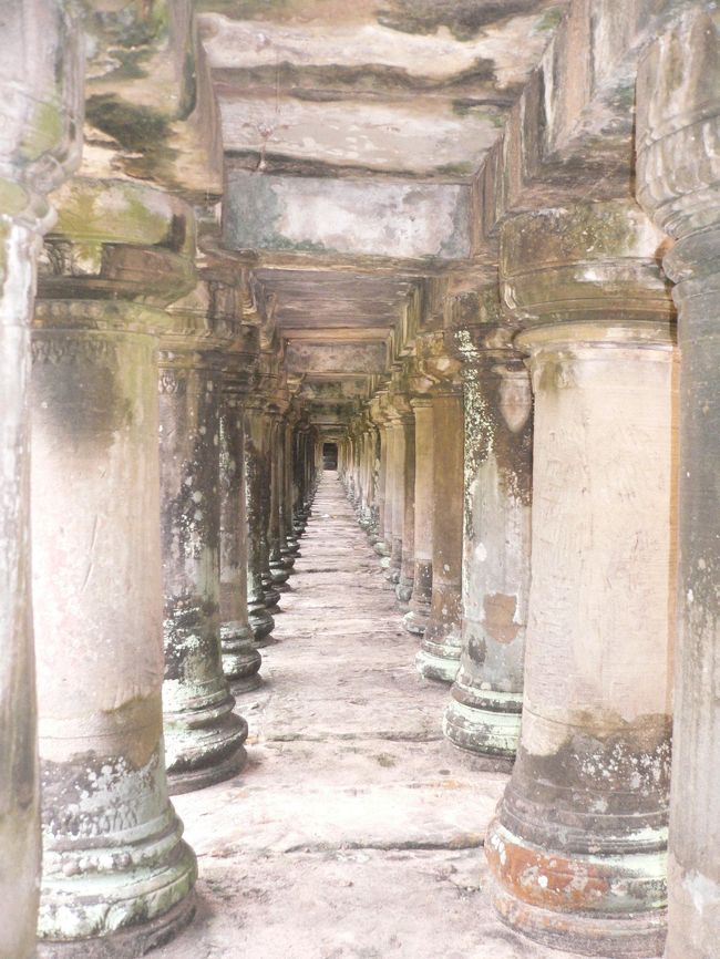 アンコール遺跡の柱<br /><br />この上は人が歩いています。