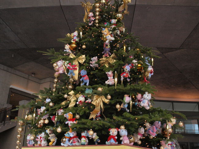 くまのあみぐるみがオーナメントになったツリー