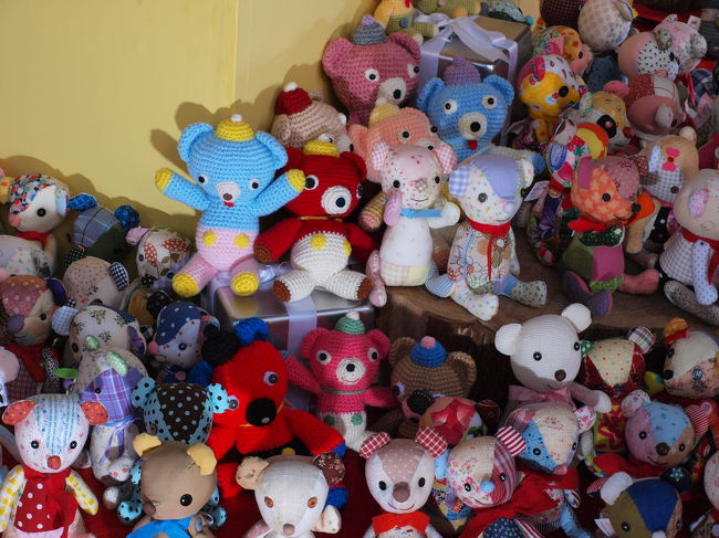 ツリーの下にもたくさんのあみぐるみ